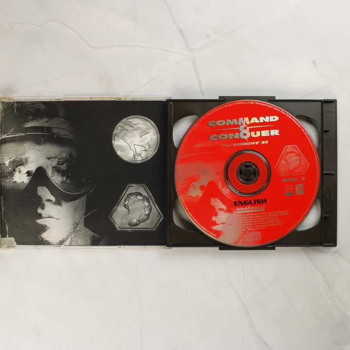 Command & Conquer Disc 2 a tokban Nyitott CD-tok a piros színű Disc 2 lemezzel