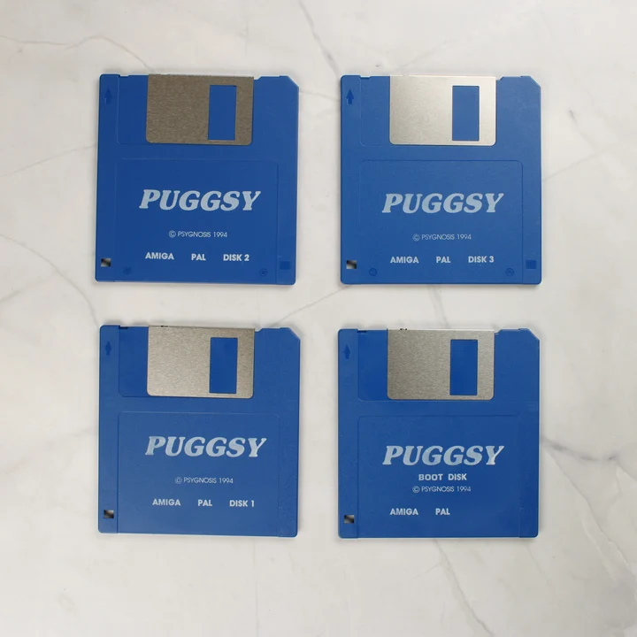 Puggsy Amiga floppy lemezek Ngy darab kék színű Puggsy Amiga floppy lemez egymás mellett