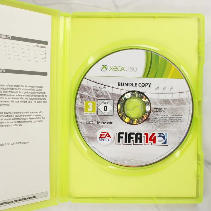 Nyitott zöld Xbox 360 tok a FIFA 14 játéklemezzel és a kézikönyvvel