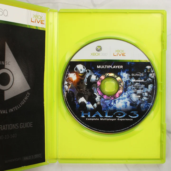 A nyitott Xbox 360 tok a Halo 3 multiplayer lemezzel és a kézikönyvvel