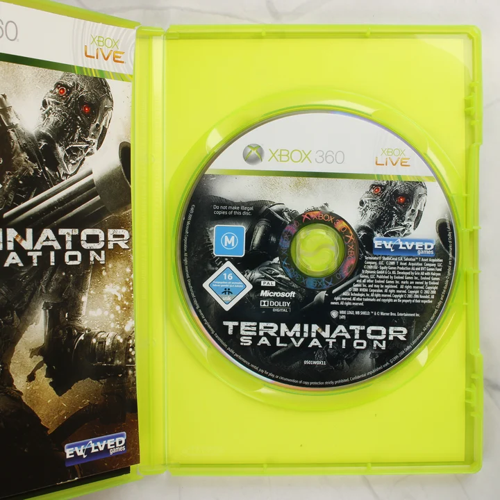 Terminator Salvation Xbox 360 belső rész A nyitott Xbox 360 tok a Terminator Salvation játéklemezzel és a kiskönyvvel