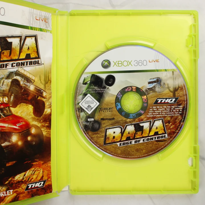 Nyitott Xbox 360 tok a Baja: Edge of Control játéklemezzel és kiskönyvvel