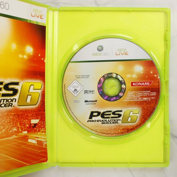 A Pro Evolution Soccer 6 Xbox 360 nyitott tokja a lemezzel és a kézikönyvvel