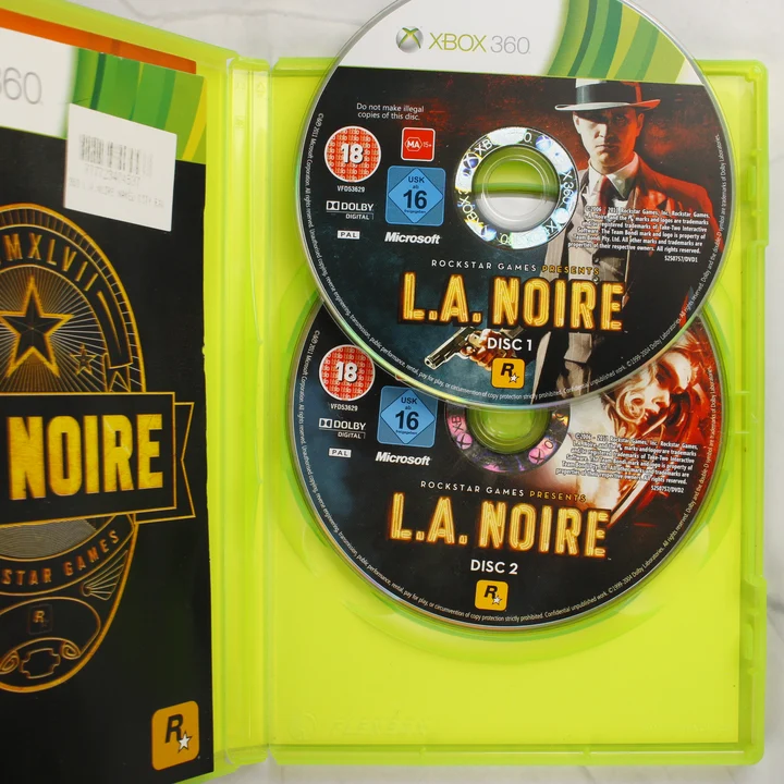 L.A. Noire Xbox 360 belső tartalom Az L.A. Noire nyitott tokja a két játéklemezzel és a kiskönyvvel
