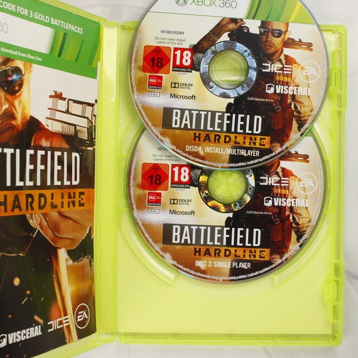 Battlefield Hardline Xbox 360 belső tartalom A nyitott Xbox 360 tok a két játéklemezzel és a kiskönyvvel