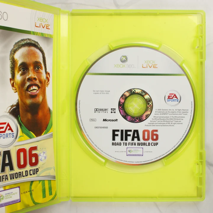 A nyitott Xbox 360 tok a FIFA 06 játéklemezzel