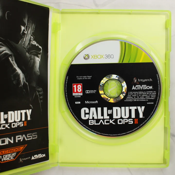 Call of Duty Black Ops II Xbox 360 belső rész A nyitott Xbox 360 tok a Call of Duty Black Ops II lemezzel és a kiskönyvvel