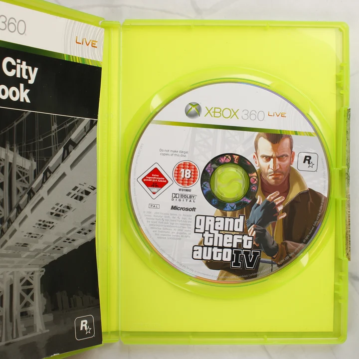 A Grand Theft Auto IV Xbox 360 nyitott tokja a lemezzel és a kézikönyvvel