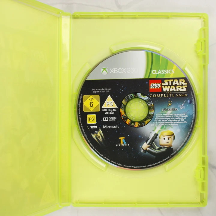 A nyitott zöld tok a LEGO Star Wars: The Complete Saga Xbox 360 játéklemezzel