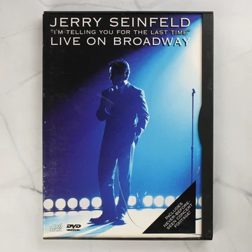 Jerry Seinfeld Live on Broadway DVD előlapja kék megvilágítású színpadi fotóval