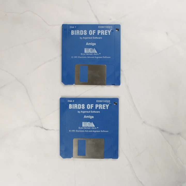 Birds of Prey Amiga floppy lemezek Két darab kék színű 3,5 colos Amiga floppy lemez Birds of Prey felirattal