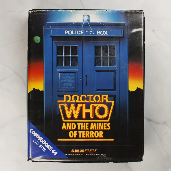 Doctor Who and the Mines of Terror C64 játék elölnézete A Doctor Who and the Mines of Terror Commodore 64 játék nagyméretű műanyag tokjának előlapja a TARDIS grafikájával