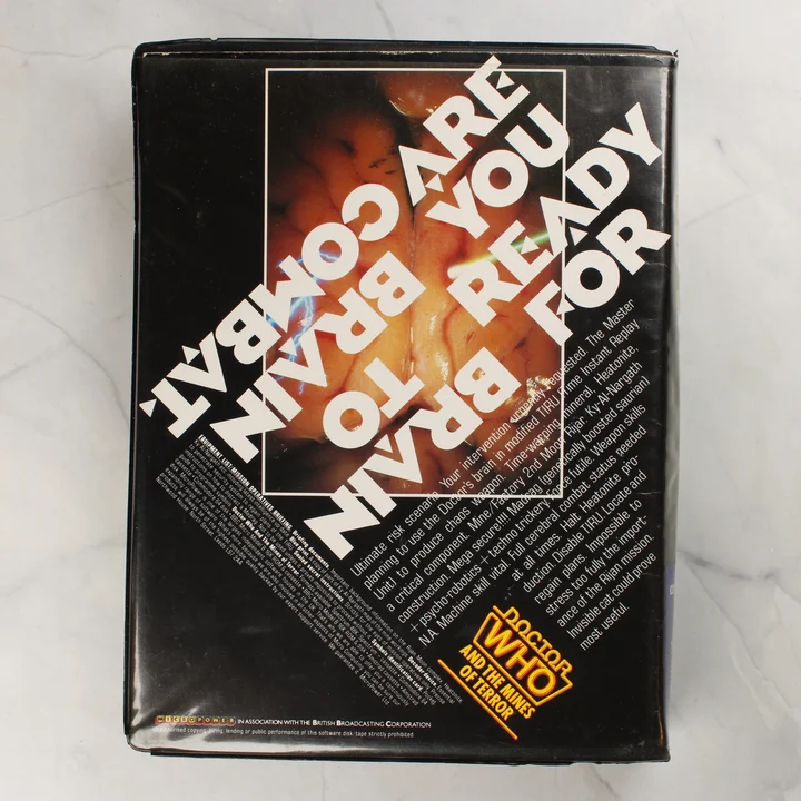 Doctor Who and the Mines of Terror tok hátoldala A Commodore 64 játék tokjának hátoldala a leírással és grafikával