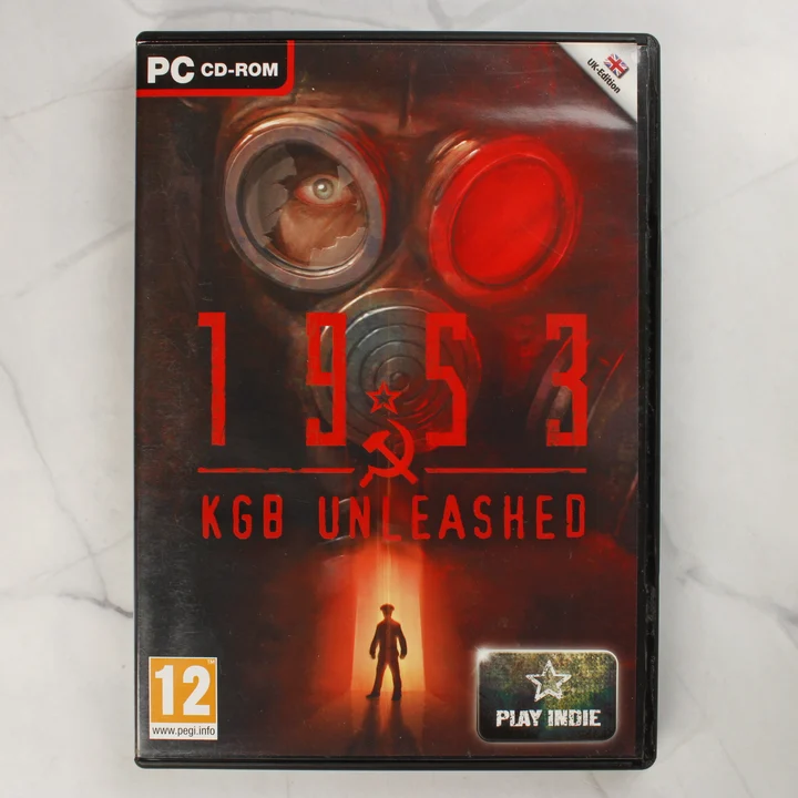 1953 - KGB Unleashed PC játék előlap A 1953 - KGB Unleashed PC-s videójáték tokjának előlapja gázálarcos grafikával