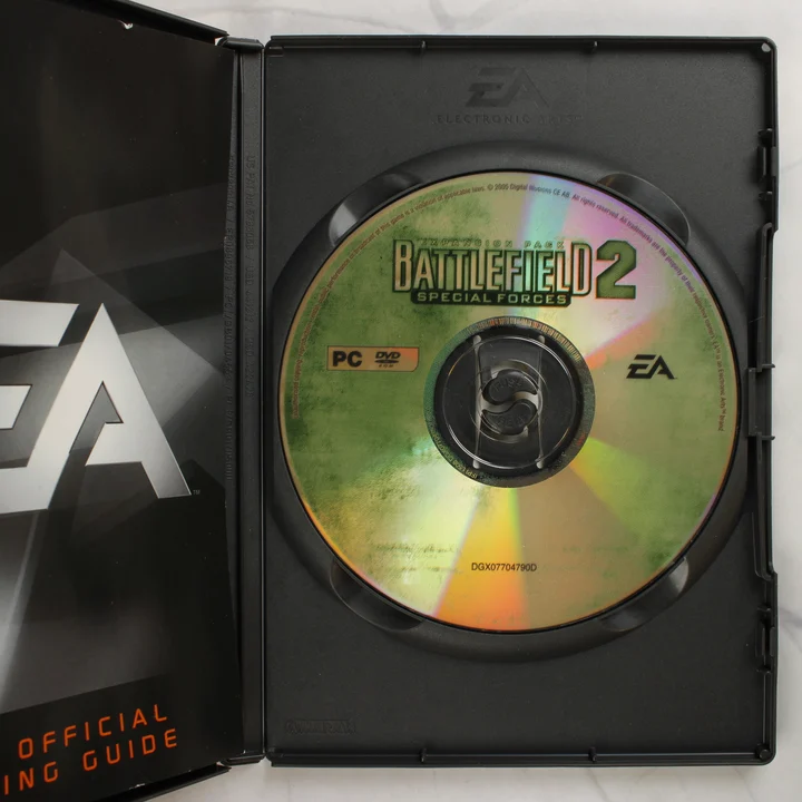 A nyitott tok a Battlefield 2: Special Forces DVD lemezzel és a kiskönyvvel