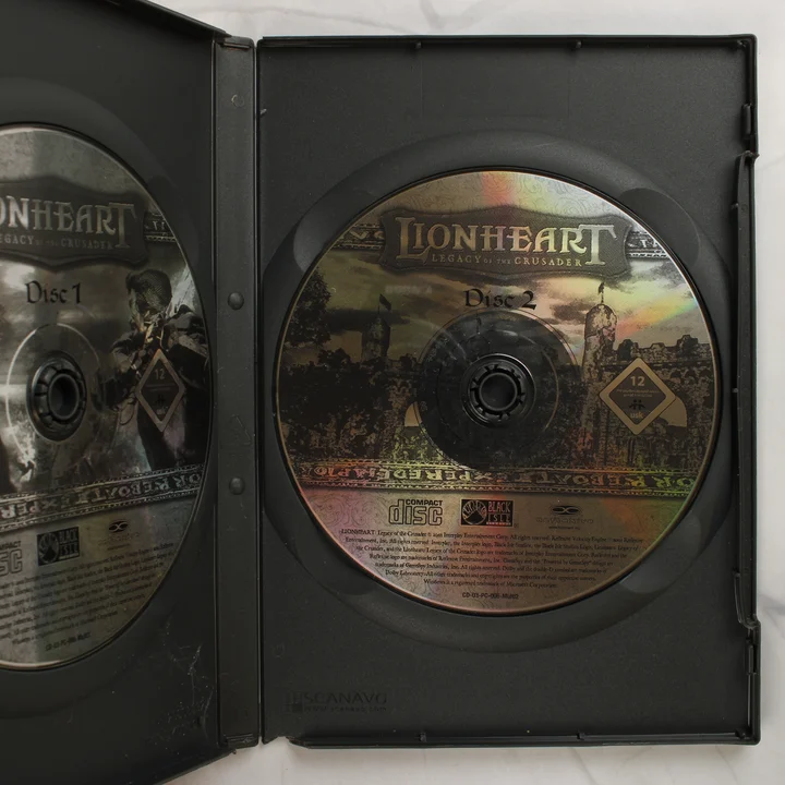 Lionheart: Legacy of the Crusader lemezek A Lionheart: Legacy of the Crusader játék két CD-lemeze a nyitott tokban