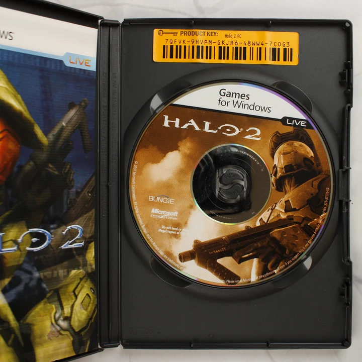 Halo 2 PC játék belső rész lemezzel A Halo 2 nyitott tokja a DVD-lemezzel, a kézikönyv szélével és a sárga termékkulcs matricával