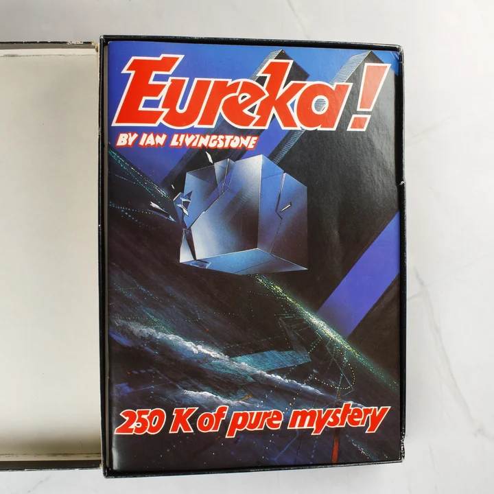 Az Eureka! játékhoz mellékelt színes borítójú füzet a dobozban.