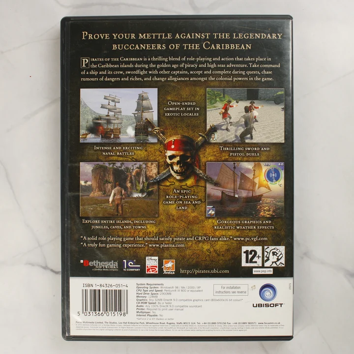 A Pirates of the Caribbean PC-s videójáték tokjának hátlapja játékmenet-képekkel és rendszerkövetelményekkel