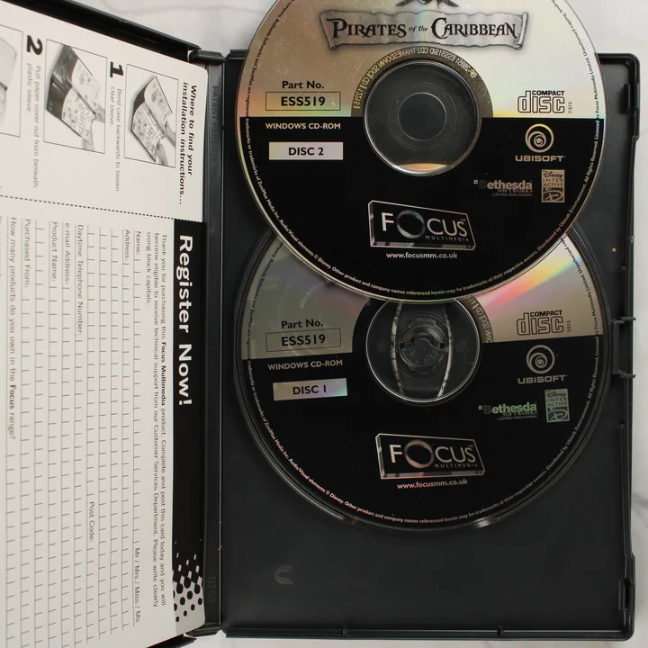 A nyitott tok belseje a két darab CD-ROM lemezzel és a regisztrációs kártyával