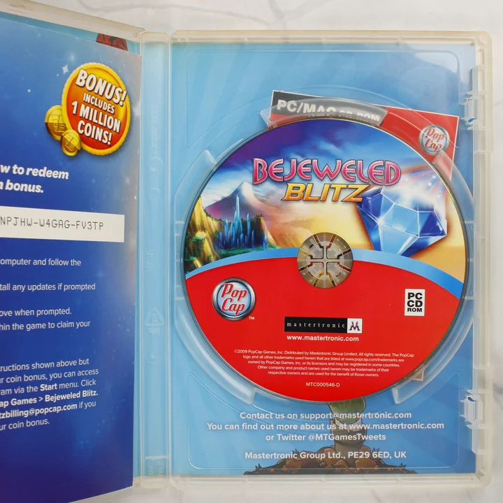 Bejeweled Blitz PC játék belső rész lemezzel A nyitott műanyag tok a Bejeweled Blitz PC CD-ROM lemezzel és a belső kódkártyával