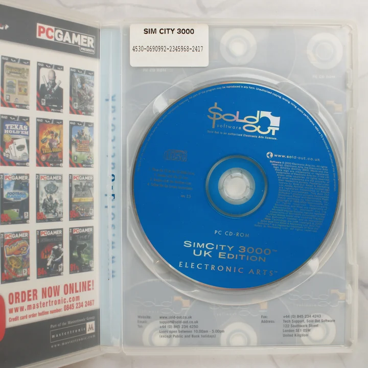 SimCity 3000 UK Edition PC belső rész A SimCity 3000 UK Edition nyitott tokja a CD-ROM lemezzel és a füzettel