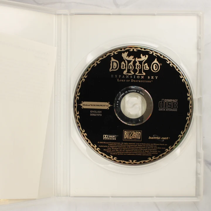 Diablo II Lord of Destruction CD-ROM lemez a nyitott tokban