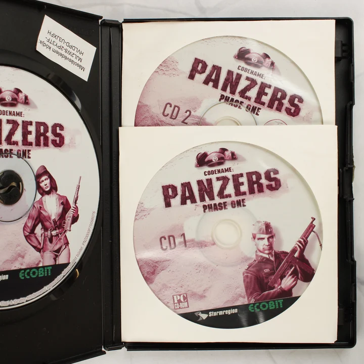 A Codename: Panzers Phase One nyitott tokja a három CD-vel és a másolásvédelmi kóddal