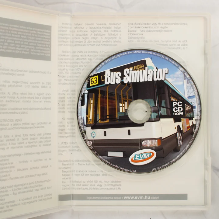 A nyitott tok a Bus Simulator CD-ROM lemezzel és a magyar nyelvű útmutató füzettel