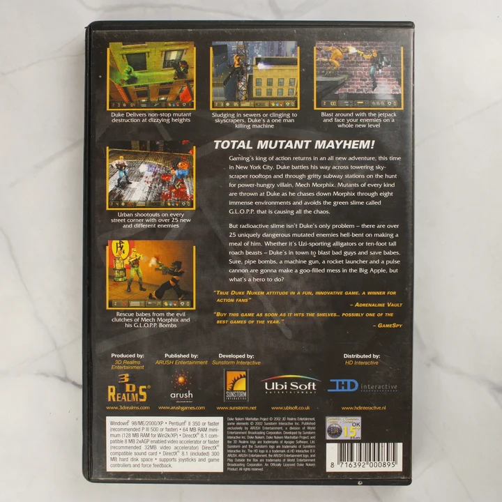 A Duke Nukem: Manhattan Project PC-s játék tokjának hátoldala a leírással és képernyőképekkel