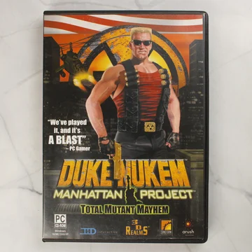 A Duke Nukem: Manhattan Project PC-s játék elülső borítója a fekete műanyag tokban