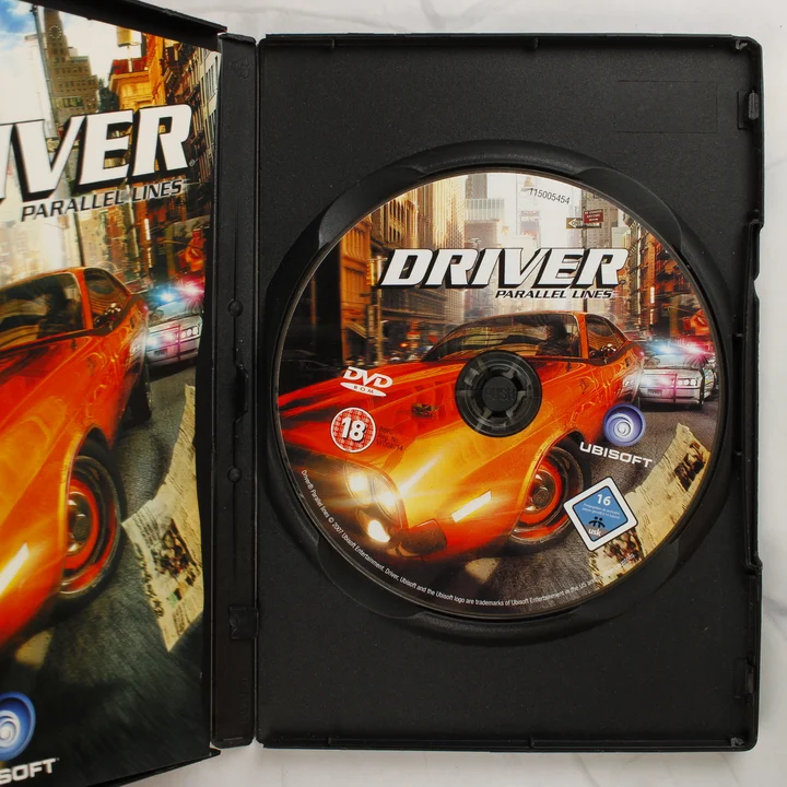 Driver Parallel Lines PC játék lemez és belső A nyitott tok a Driver Parallel Lines DVD-ROM lemezzel és a kiskönyvvel
