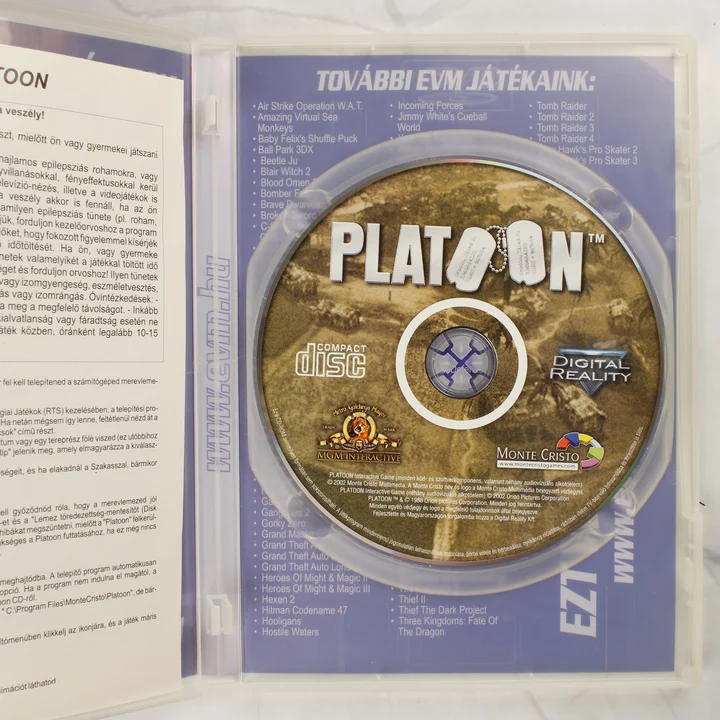 A nyitott tok a Platoon CD-ROM lemezzel és a kézikönyvvel