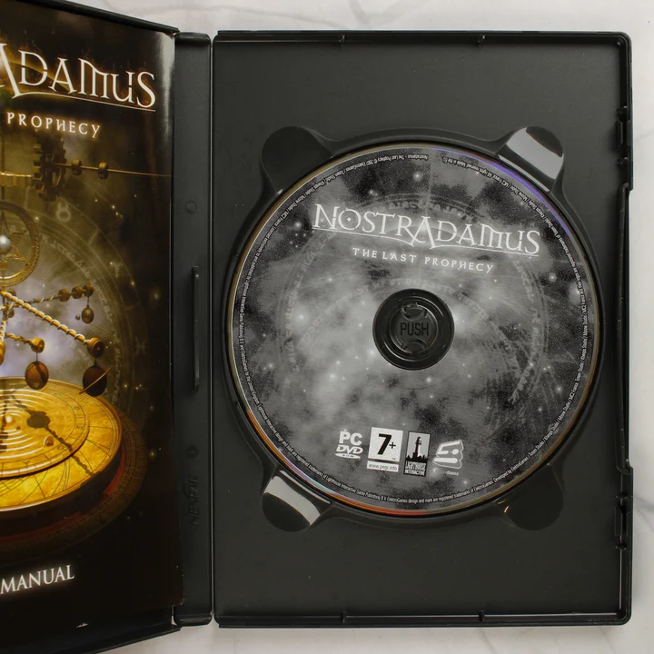 Nostradamus: The Last Prophecy PC játék belső tartalom A nyitott tok a DVD lemezzel és a kézikönyvvel