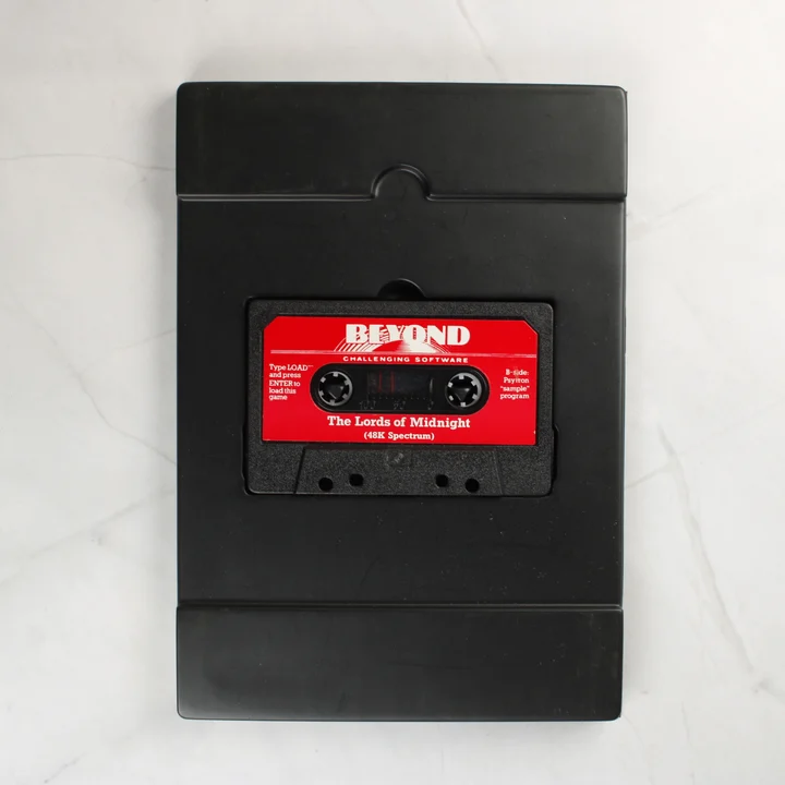 The Lords of Midnight magnókazetta a belső tálcában