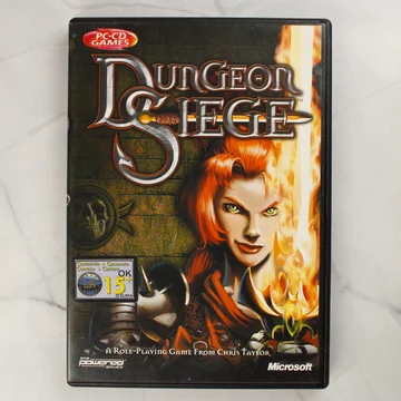 A Dungeon Siege PC-s videójáték tokjának előlapja a főhősnővel és a logóval