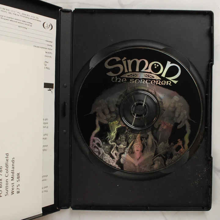 A Simon the Sorcerer játék nyitott tokja a CD-ROM lemezzel és a kísérő füzettel