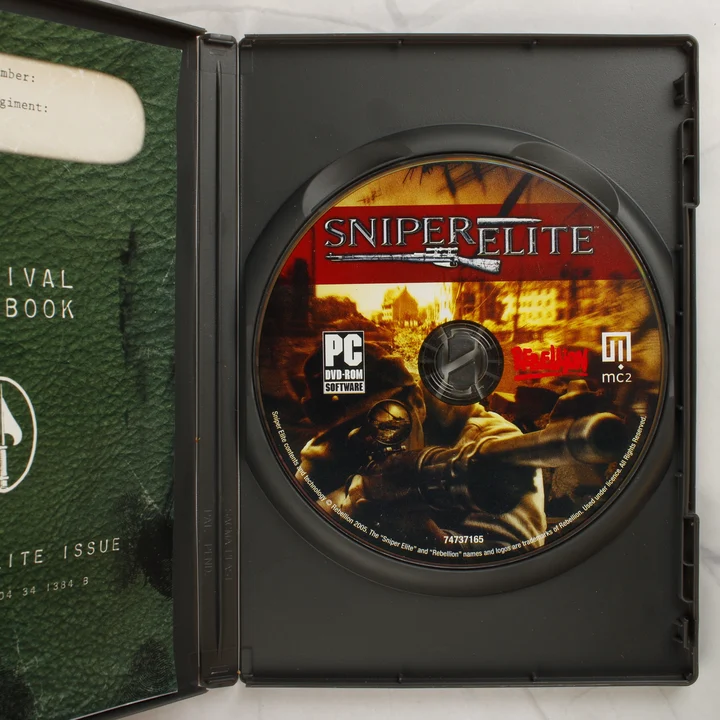 A nyitott Sniper Elite játéktok a DVD-ROM lemezzel és a kézikönyvvel