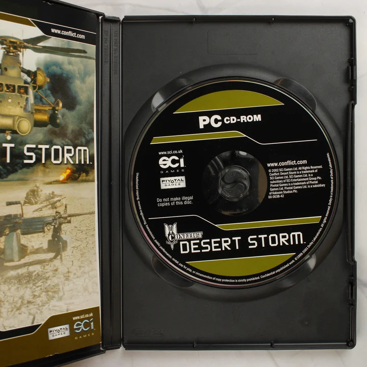 Conflict: Desert Storm PC játék lemez és belső A nyitott tok a Conflict: Desert Storm PC CD-ROM lemezzel és a kiskönyvvel