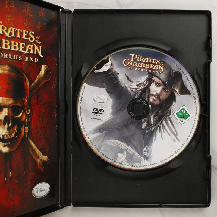 A nyitott tok a Pirates of the Caribbean: At World's End DVD-ROM lemezzel és a kézikönyvvel