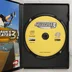 A nyitott tok a sárga CD-ROM lemezzel és a kézikönyv szélével