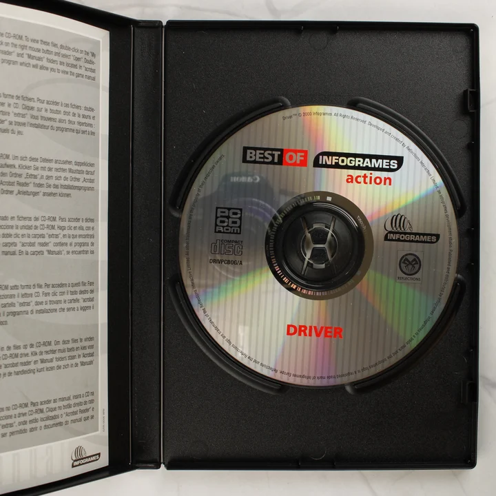 Driver PC játék lemez és belső tok A Driver PC CD-ROM lemeze a nyitott fekete műanyag tokban