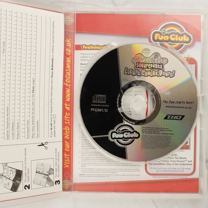 SpongeBob SquarePants: Lights, Camera, Pants! PC CD és kézikönyv A nyitott tok a SpongeBob SquarePants PC CD-vel és a kézikönyvvel