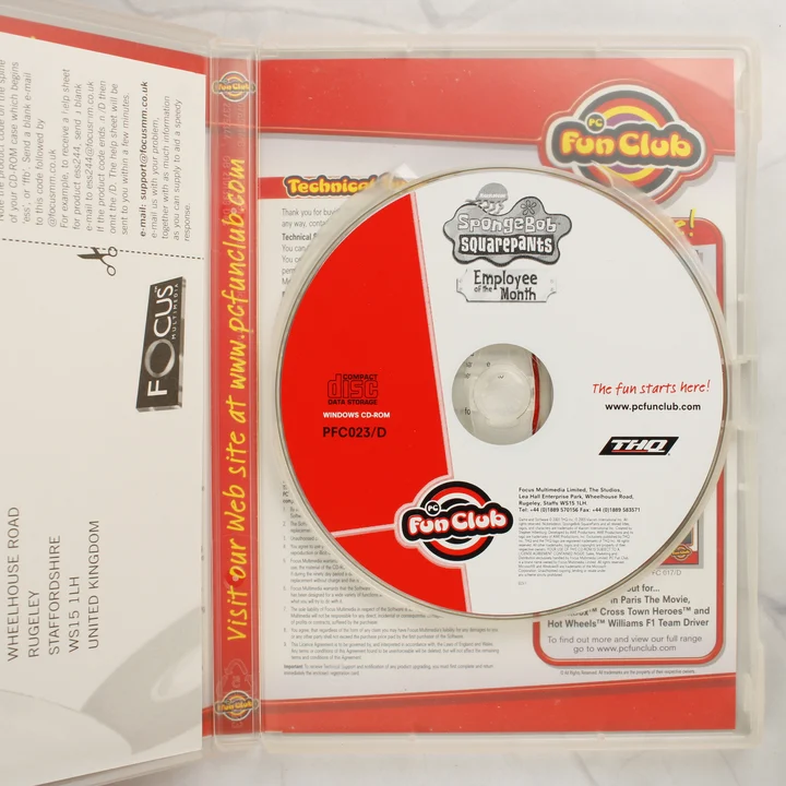 SpongeBob SquarePants: Employee of the Month PC játék lemez és belső A nyitott tok a SpongeBob SquarePants CD-ROM lemezzel és a kézikönyvvel