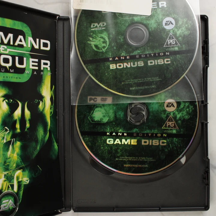 Command & Conquer 3 Tiberium Wars Kane Edition belső lemezek A Command & Conquer 3 Tiberium Wars Kane Edition nyitott tokja a két zöld lemezzel