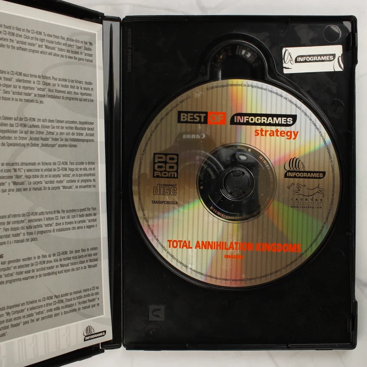 Total Annihilation Kingdoms PC belső lemez A nyitott tok a Total Annihilation: Kingdoms CD-lemezzel és a kézikönyvvel