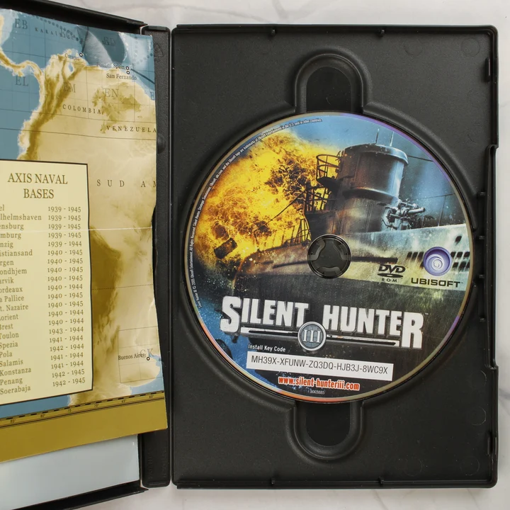 Silent Hunter III nyitott tok lemezzel A Silent Hunter III nyitott tokja a DVD-ROM lemezzel és a melléklettel