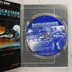 A nyitott tok a kék CD-ROM lemezzel és a kézikönyvvel