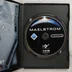 A nyitott tok a Maelstrom DVD-ROM lemezzel és a kézikönyvvel