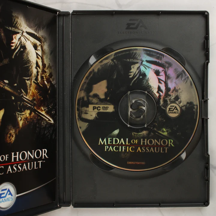 Medal of Honor Pacific Assault PC belső lemez A nyitott tok a Medal of Honor Pacific Assault DVD-ROM lemezzel és a kézikönyvvel